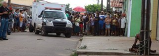 Os dois casos envolvem suspeitos de assaltos na região metropolitana de São Luís; populares que tentariam espancar Darlan Oliveira dos Santos, 20 anos, se dispersaram após a chegada da equipe de uma emissora de TV; Alisson Bruno Santos Costa, 19 anos, também sofreu uma tentativa de linchamento, mas foi resgatado pela PM; Polícia Civil investiga o linchamento que matou Cleydilson Pereira Rodrigues, 29 anos; depois de ser acusado de assaltar um bar, ele foi amarrado nu a um poste e espancado até a morte, na capital; de acordo com a polícia, o acusado foi agredido com socos, chutes, pedradas e garrafadas