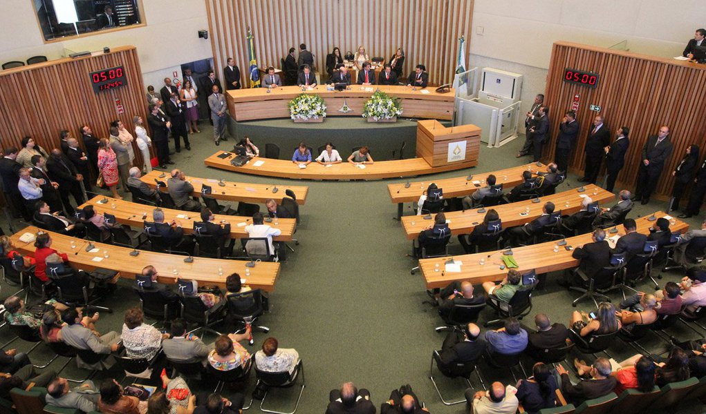 Os deputados distritais aprovaram em primeiro turno o projeto de lei, do Executivo, que estima a receita e faixa a despesa do Distrito Federal para o exercício financeiro de 2015; de acordo o projeto da LOA, o DF terá um orçamento total estimado de R$ 30,8 bilhões, dos quais R$ 18,3 bilhões serão provenientes da arrecadação de impostos, R$ 11,09 bi da Seguridade Social; para investimentos, o GDF vai contar com R$ 1,433 bilhão. O total estimado dos recursos do Fundo Constitucional do DF é de R$ 12,4 bilhões, sendo que R$ 6,4 bi estão destinados para Segurança Pública e R$ 6 bi para Saúde e Educação
 