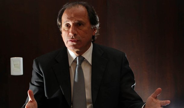 "Os espaços da mídia econômica só trazem verbos como cortar, demitir, reduzir, ajustar, conter, limitar e outros similares – cultiva-se a depressão, tanto psicológica quanto econômica. Mas, para se desenvolver, qualquer país precisa conjugar outros verbos, como crescer, expandir, contratar, aumentar, estimular etc", diz o empresário Benjamin Steinbruch, dono da Companhia Siderúrgica Nacional