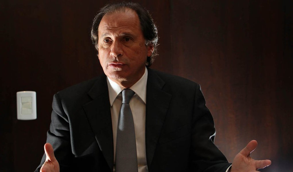 "Os espaços da mídia econômica só trazem verbos como cortar, demitir, reduzir, ajustar, conter, limitar e outros similares – cultiva-se a depressão, tanto psicológica quanto econômica. Mas, para se desenvolver, qualquer país precisa conjugar outros verbos, como crescer, expandir, contratar, aumentar, estimular etc", diz o empresário Benjamin Steinbruch, dono da Companhia Siderúrgica Nacional