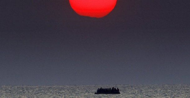 Pelo menos 40 migrantes que estavam a bordo de um navio no Mediterrâneo foram encontrados mortos neste sábado, anunciou a Marinha italiana; um helicóptero da Marinha avistou um barco afundando cerca de 21 milhas ao largo da costa da Líbia, ao Sul da ilha italiana de Lampedusa; barco transportava cerca de 300 imigrantes e estava sobrecarregado; no dia 13, bote superlotado por refugiados sírios foi flagrado à deriva nas águas do mar Egeu (foto), entre a Turquia e a Grécia, após seu motor quebrar