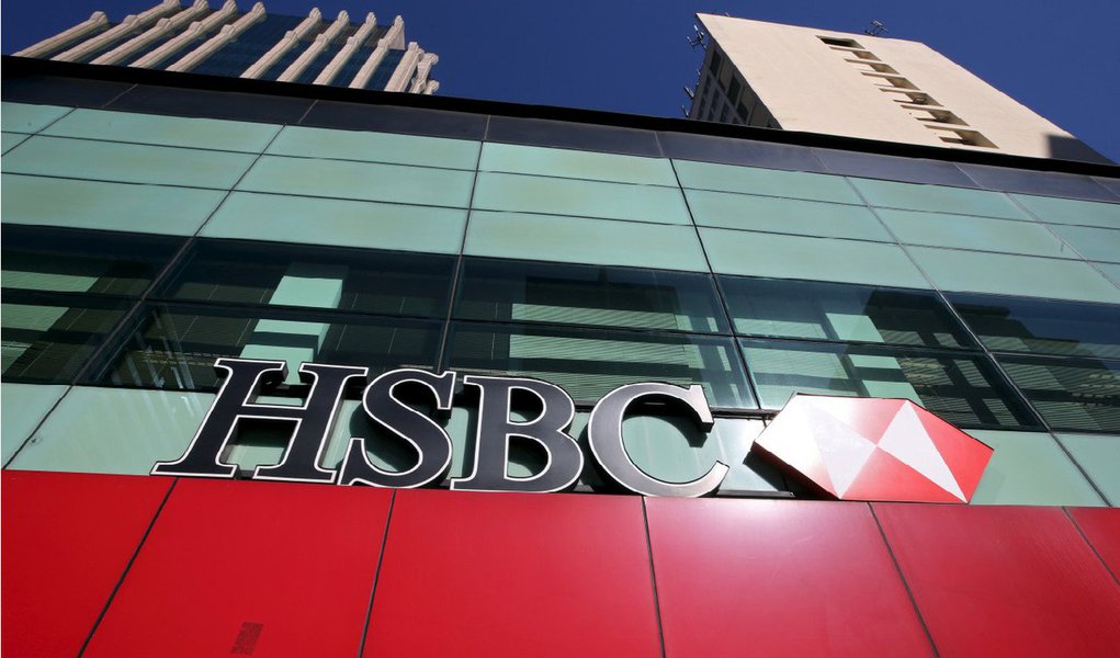 Após comprar a operação do HSBC no Brasil por US$ 5,2 bilhões, o Bradesco se aproximou do rival Itaú Unibanco na vice-liderança por ativos, apostando no ganho de escala para enfrentar a fraqueza do mercado de crédito no país; o negócio, que une o quarto e sexto maiores banco comerciais no Brasil, cria um grupo com R$ 1,2 trilhão em ativos, carteira de crédito de R$ 522 bilhões e 31,4 milhões de correntistas