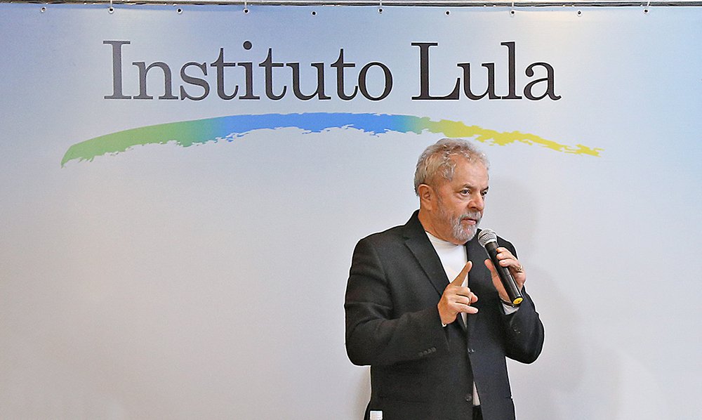 Artefato explosivo foi lançado de dentro de um carro na noite desta quinta-feira 30 contra a sede do Instituto Lula, em São Paulo; "Felizmente ninguém se feriu", informou a entidade por nota, que afirma ainda que "o Instituto já comunicou as polícias civil e militar, o secretário de Segurança Pública do Estado de S.Paulo e o ministro da Justiça, e espera que os responsáveis sejam identificados e punidos"; para a entidade, trata-se de "ataque político"; "A que ponto chegou o ódio?", perguntou, pelo Twitter, o presidente do PT paulista, Emídio de Souza; ex-presidente se tornou alvo número 1 da imprensa, que o acusa de ter cometido crimes; nesta semana, o PT anunciou que divulgará as atividades do instituto contra "mentiras" da mídia