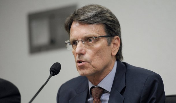 Mesmo após o MPC se manifestar contra o parcelamento de salários, o chefe da Casa Civil do Distrito Federal, Hélio Doyle, afirmou que o GDF insistirá na proposta; "Estamos devendo os atrasados", disse o secretário, para argumentar sobre a justificativa que a cúpula do governo vai apresentar; um documento deve ser encaminhado ao Tribunal de Contas com o posicionamento do governo