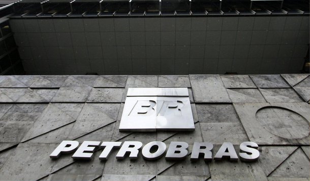 O jornalista Fernando Brito, do Tijolaço, questiona a grande mídia brasileira por manter a campanha de terror sobre a Petrobras; "Sem que isso renda, claro, algum tipo de manchete, segue acima de qualquer expectativa a valorização das ações da Petrobras. No momento em que escrevo, passa de US$ 10 o valor da ADR da empresa em Nova York e a ação ordinária toca os R$ 15 na Bovespa. Há pouco mais de um mês estes valores eram pouco mais da metade. Há razões objetivas, – aliás, válidas para a Vale, também – essencialmente a elevação do preço do petróleo (como a do minério de ferro) e razões subjetivas. Entre estas, a razão é que a campanha de terror sobre a empresa atirou para muito mais baixo o valor de seus papéis, com os espertalhões gritando “vendam, vendam!” e deprimindo preços", afirma
