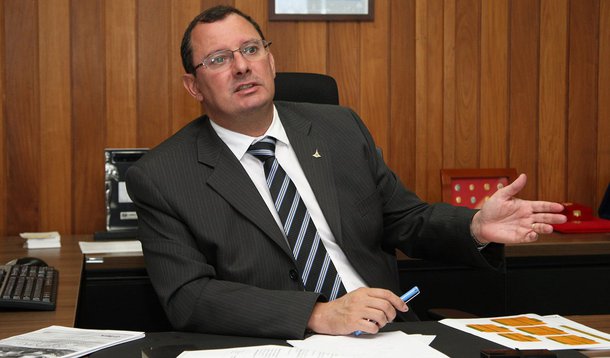 Um dos principais objetivos do Viva Brasília — Nosso Pacto pela Vida, lançado pelo governo do Distrito Federal é fazer a integração entre os efetivos que atuam na segurança pública sair do papel e virar realidade; com as mudanças, o DF foi dividido em 20 áreas e quatro regiões; os efetivos das diferentes corporações atuarão em conjunto para atingir metas específicas de desempenho; "Só faz sentido fazer a cobrança se você puder responsabilizar o agente por aquela meta, se souber dizer quem é o responsável pelo policiamento, pela investigação de homicídios", afirmou o secretário da Segurança Pública, Arthur Trindade