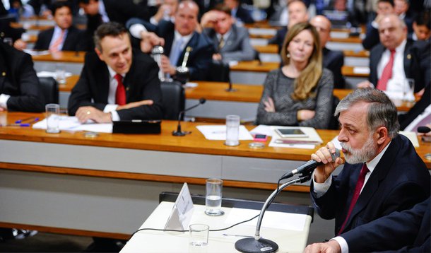 Jornalista Fernando Brito, do Tijolaço, comenta o depoimento do ex-diretor da Petrobras, Paulo Roberto Costa; "Assisti, estarrecido, o depoimento de Paulo Roberto Costa à CPMI do Congresso. Disse que foi “honesto” durante 27 anos de sua carreira na empresa, antes do governo Lula, exercendo cargos de altíssimo grau. E que aceitou, pelo desejo de ser diretor, entrar no esquema de corrupção através do deputado José Janene, do PP. Daí em diante, constrangido, roubou pelo apoio político e, claro, para si mesmo, porque ficou com pelo menos US$ 23 milhões (o que está na Suíça) e mais o que tenha ficado por aqui", afirmou