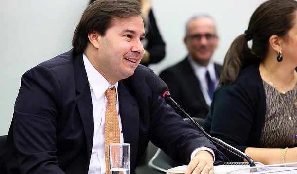 O presidente da comissão especial da reforma política, deputado Rodrigo Maia (DEM-RJ), informou nesta manhã, durante a reunião do colegiado, que a votação do relatório final foi marcada para terça-feira 19, após encerrado o prazo de vista coletiva solicitada na última terça