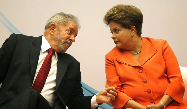 O ex-presidente Lula defendeu, durante almoço, nesta terça (14), com a presidente Dilma Rousseff e ministros que o governo foque na criação de uma agenda positiva de inaugurações e se desvincule do momento de crise e da operação Lava Jato; Lula tem uma avaliação bastante dura sobre o momento para o governo, mas demonstrou disposição de ajudar; a principal recomendação do ex-presidente foi a de que ela retome o diálogo com os partidos políticos, com os movimentos sociais e com o empresariado; para o ex-presidente, Dilma precisa mobilizar a sociedade com suas viagens país afora; a primeira será nesta quarta, a Florianópolis, para a inauguração de uma ponte
