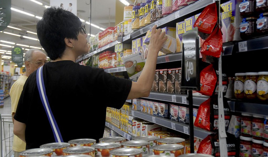 Índice Nacional de Preços ao Consumidor Amplo ficou em 0,51% em novembro, contra 0,42% em outubro; segundo dados do IBGE, o IPCA acumula taxas de 5,58% no ano e de 6,56% no acumulado de 12 meses – pouco acima do teto da meta estipulada pelo governo (6,5%)