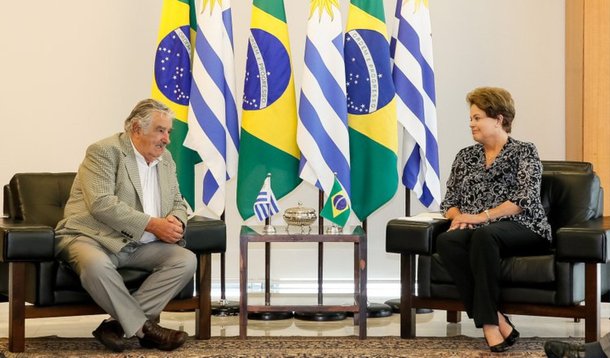 Presidentes do Uruguai, José Pepe Mujica, e do Brasil, Dilma Rousseff, conversaram nesta sexta (7), durante mais de três horas, sobre temas políticos e as relações entre os dois países nos últimos anos; transmissão de energia, infraestrutura e integração produtiva foram os principais assuntos tratados na conversa entre os mandatários; “Conversamos sobre uma agenda de problemas que viemos trabalhando esses anos", explicou Mujica