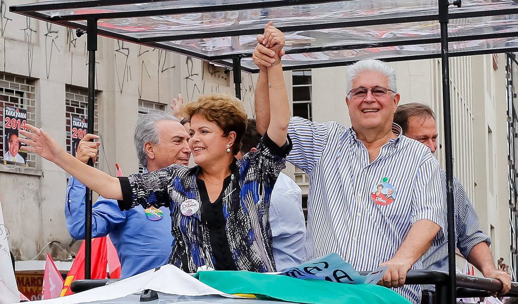 Entre mortos e feridos da batalha eleitoral, eis que o senador Roberto Requião (PMDB) surge como um Fênix do segundo turno presidencial; o peemedebista foi o coordenador-geral da campanha da presidenta Dilma Rousseff (PT) no Paraná; a petista cresceu de 32,54%, no 1º turno, para 39,02%, no 2º turno, mas o tucano venceu no estado com 60,98%; a reação foi coordenada pelo senador do PMDB, sagrado como principal oposicionista na terra das araucárias