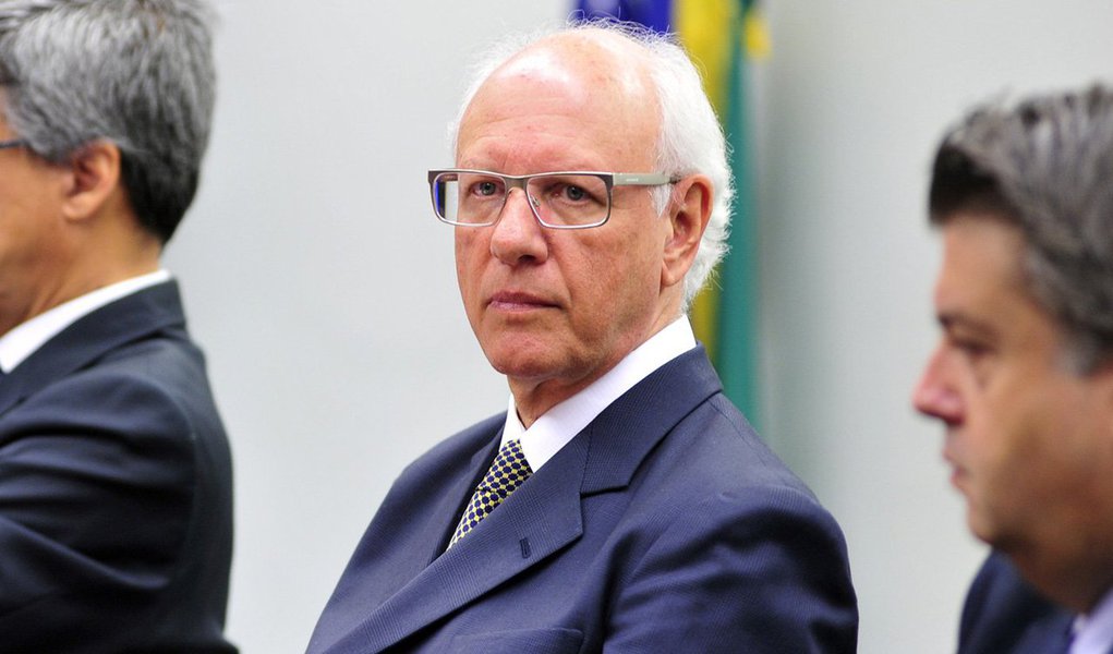 "Tenho ciência da importância da CPI e do Congresso Nacional, mas vou exercer o meu direito de não me incriminar, já que sou réu de ação penal da Operação Lava Jato", disse o executivo Gerson Almada, que foi dispensado da sessão da CPI da Petrobras; "Não vamos perder tempo com o senhor", disse o presidente da comissão, deputado Hugo Motta (PMDB-PB); silêncio irritou os parlamentares