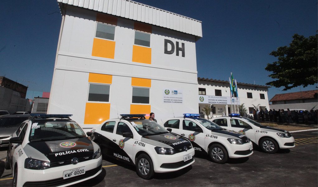 A Polícia Civil do Rio de Janeiro investiga a morte de seu agente Marcelo de Castro Santos, encontrado morto durante sua folga, em Vilar dos Teles, bairro de São João de Meriti, na Baixada Fluminense; de acordo com assessoria de imprensa da corporação, perícia foi realizada no local e testemunhas estão sendo ouvidas