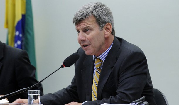 Ao depor na CPI da Petrobras, o empresário do setor petroquímico Auro Gorentzvaig defendeu uma intervenção militar e o fechamento do Congresso Nacional; "Eu acho que realmente do jeito que as coisas estão é caso de uma intervenção militar imediata e com pedido de eleições o mais rápido possível", disse; teor da declaração provocou bate-boca entre os membros da comissão