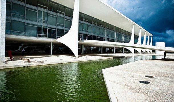 Três viaturas do Batalhão de Operações Especiais (Bope) da Polícia Militar estão em frente ao Palácio do Planalto depois que três volumes foram deixados em frente ao prédio, próximo à rampa principal; umas das viaturas é do Esquadrão de Bomba da corporação; os três volumes, entre eles duas mochilas, estão no local desde antes das 13h; acessos foram fechados pela Polícia Militar Rodoviária