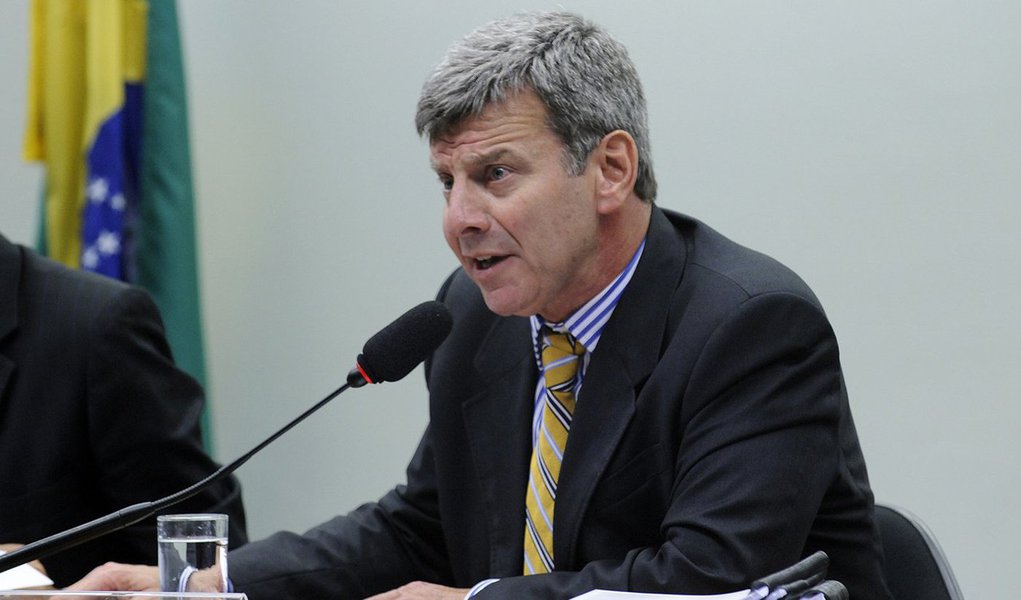 Ao depor na CPI da Petrobras, o empresário do setor petroquímico Auro Gorentzvaig defendeu uma intervenção militar e o fechamento do Congresso Nacional; "Eu acho que realmente do jeito que as coisas estão é caso de uma intervenção militar imediata e com pedido de eleições o mais rápido possível", disse; teor da declaração provocou bate-boca entre os membros da comissão