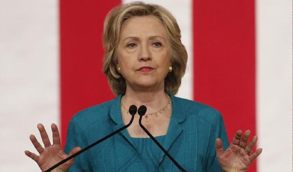 A pré-candidata presidencial democrata Hillary Clinton pediu nesta sexta-feira que o Congresso dos Estados Unidos ponha fim ao longevo embargo econômico de seu país a Cuba, e disse que tornaria mais fácil para os norte-americanos viajarem à ilha comunista se fosse presidente; “O embargo cubano precisa acabar de uma vez por todas”, afirmou 