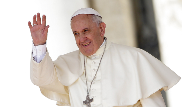 Em mais uma mensagem enviada quando sobrevoava o país, o papa Francisco desejou um futuro "sereno e feliz" aos brasileiros; ele sobrevoou novamente o território brasileiro ontem (12), quando saia de Assunção, no Paraguai, com destino ao Vaticano; "Excelentíssima Senhora Dilma Rousseff. Regressando da visita que nos levou a encontrar tantos irmãos no Equador, Bolívia e Paraguai, saúdo a Vossa Excelência e desejo ao Brasil um futuro sereno e feliz para seus filhos, que recordo com saudade e a quem envio uma propiciadora missão apostólica", disse Francisco
 