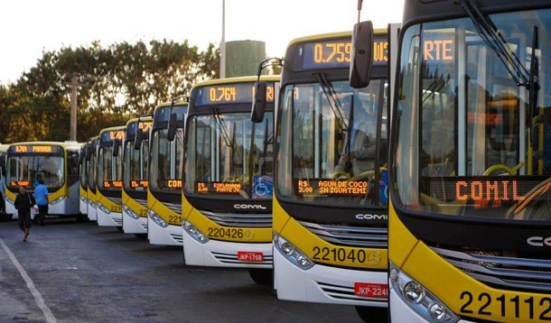 Uma paralisação de 242 funcionários da empresa MCS Transportes Ltda deixou cerca de 15 mil usuários sem micro-ônibus, mais uma vez em Brasília; doze linhas não funcionaram; a alegação dos trabalhadores é a de que os salários estão atrasados desde março; Secretaria de Mobilidade, informa que a empresa apresenta graves problemas de operação; por outro lado,o governo acumula uma dívida de R$ 6 milhões, entre os anos de 2013 e 2014, com 11 cooperativas responsáveis pelo transporte público de micro-ônibus no DF
 
 
 