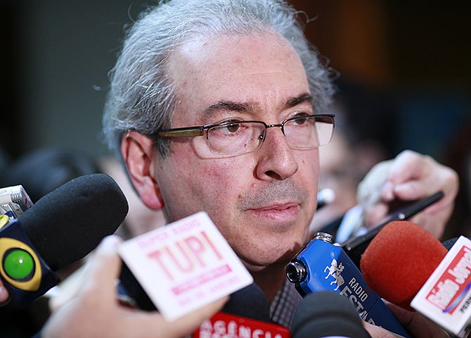 A ele mesmo e à bancada que se elege com a ajuda de poderosos grupos econômicos. Por isso ele não hesita em tentar um golpe contra a democracia