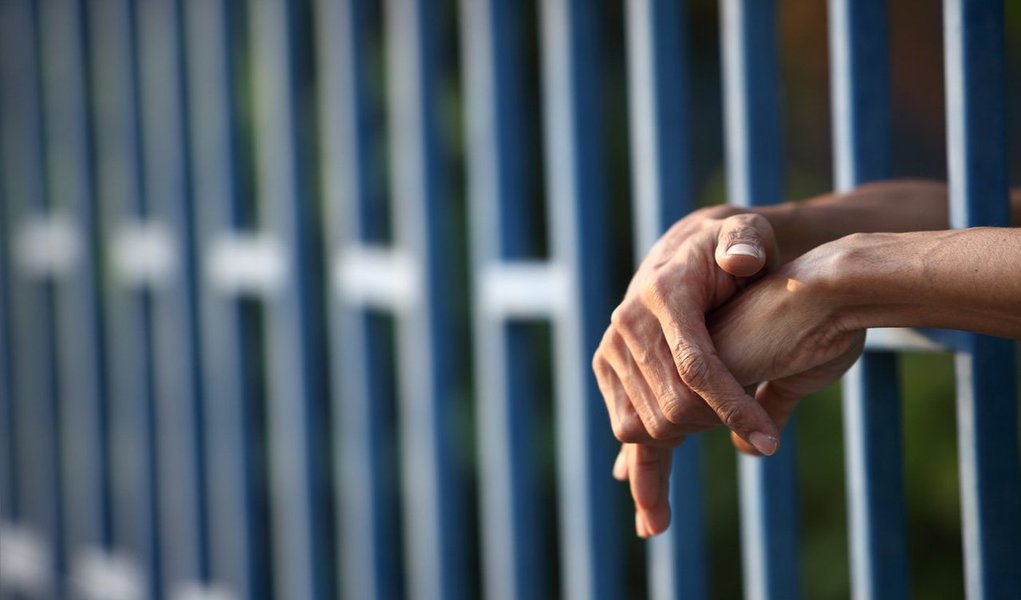 É que informa o Itamaraty; além de Marco Archer Cardoso Moreira, que está preso na Indonésia e deve ter sua pena de morte executada neste fim de semana, outros 962 brasileiros estão detidos no exterior por tráfico ou porte de drogas; o número, atualizado em 31 de dezembro de 2013, representa 30% dos 3.209 brasileiros em prisões fora do país; Itamaraty informou que, por meio dos consulados, o governo brasileiro presta assistência psicológica e jurídica aos presos, o que não inclui pagamento de honorários dos advogados
 