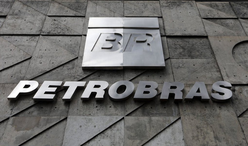 A Petrobras aprovou plano para desinvestir 13,7 bilhões de dólares entre 2015 e 2016, uma mudança significativa em relação ao plano de negócios para 2014-2018, que previa desinvestimentos de até 11 bilhões de dólares ao longo de cinco anos; os desinvestimentos, que em geral são a venda de ativos, estarão divididos entre exploração e produção no Brasil e no exterior, abastecimento e gás e energia; "Este plano faz parte do planejamento financeiro da Companhia que visa à redução da alavancagem, preservação do caixa e concentração nos investimentos prioritários", afirmou a empresa em nota
