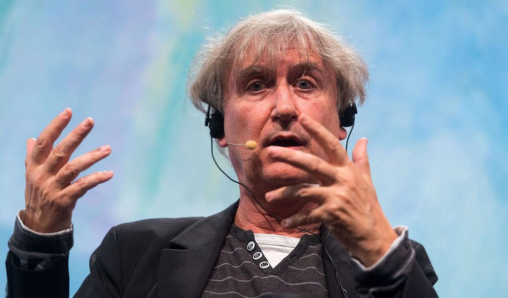 Cartunista francês Plantu, um dos expoentes da caricatura política, contesta ataque ao Charlie Hebdo, mas defende limite: “Eu reivindico a auto-censura. Os tabus existem, é preciso saber como transgredi-los. Mas o desenhista de imprensa tem uma responsabilidade jornalística. Eu acredito que é preciso ser respeitoso mesmo no desrespeito. (…) Isso não é prender a liberdade de expressão, é um passo adiante pela inteligência”