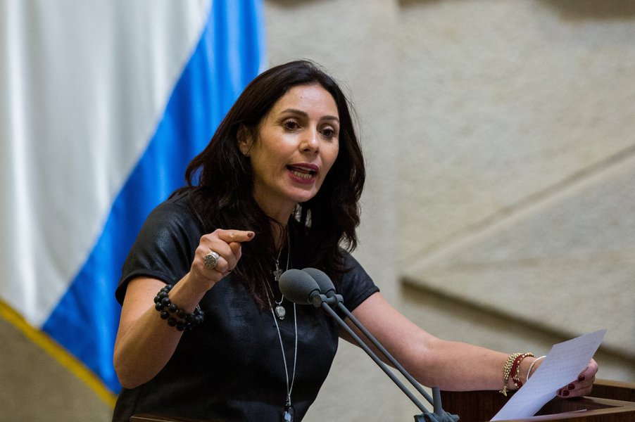 A ministra da Cultura e do Esporte de Israel, Miri Regev, do partido Likud, tem provocado muitas polêmicas e não para de trocar farpas com os artistas desde que assumiu a pasta, em maio; ex-porta-voz do Exército israelense que entrou para a política em 2008 para se tornar um dos expoentes do partido hoje no governo, a ministra tomou posse ameaçando suspender verbas públicas a artistas ou grupos que critiquem Israel ou se recusem a se apresentar em colônias na Cisjordânia ocupada; ela já congelou financiamentos e mudou programação de eventos; "O governo não precisa apoiar a cultura. Eu posso decidir para onde o dinheiro vai. Os artistas não vão ditar isso", diz