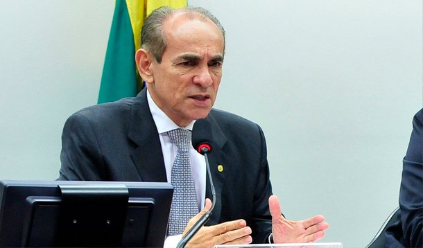 O relator da reforma política na comissão especial, deputado federal Marcelo Castro (PMDB-PI), apresentou nesta terça (12) o parecer no qual propõe, por exemplo, o sistema eleitoral chamado “distritão”, em que a circunscrição é a própria unidade da Federação no sistema eleitoral majoritário); a manutenção do atual sistema misto de financiamento de campanhas (público e privado); o fim da reeleição para os cargos executivos; a criação do mandato de cinco anos, inclusive para senadores, e da coincidência das eleições