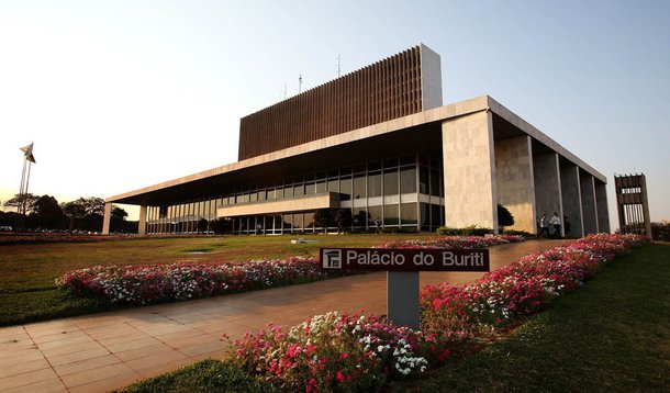 De setembro de 2014 a março de 2015, os cargos comissionados nas administrações regionais do Distrito Federal — pertencentes a servidores vinculados ou não à administração pública — foram enxugados em 50,35%; de 2.832 caíram para 1.406; no mesmo período, a quantidade apenas de cargos de confiança de servidores sem vínculo passou de 2.578 para 1.124 — queda de 56%