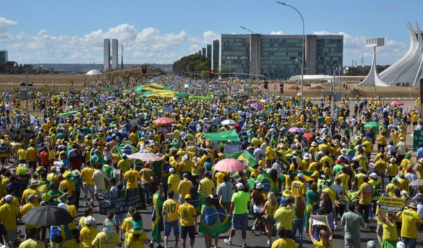 Vemos as ruas lotadas, bandeiras e protestos por todos os lados, mas não temos um projeto comum de comunidade