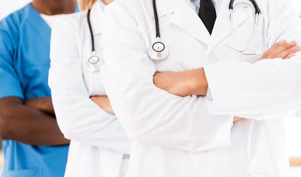 Médicos da rede pública do Distrito Federal decidiram entrar em greve a partir dessa sexta-feira 16; profissionais exigem a quitação das pendências financeiras do governo com a classe médica até o dia 15 de janeiro; em relação aos servidores da saúde, que já estavam em greve, o TJ determinou o retorno imediato de 100% dos profissionais; o descumprimento da decisão implica em multa diária de R$ 50 mil; cabe recurso