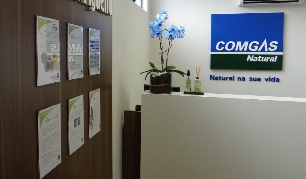 Banco Nacional de Desenvolvimento Econômico e Social (BNDES) informou nesta quarta-feira, 12, que aprovou um financiamento de até R$ 370,6 milhões para a Comgás; trata-se da primeira transação dentro do modelo anunciado em junho, que condiciona a concessão de recursos mais baratos do banco de fomento ao compromisso do tomador de captar recursos no mercado por meio de instrumentos como debêntures; "Nos próximos dois anos, o BNDES espera aprovar entre 10 e 15 projetos no mesmo modelo, o que pode agregar entre 3 bilhões e 4 bilhões de reais em novos títulos de renda fixa no mercado", afirmou o BNDES, em nota
 