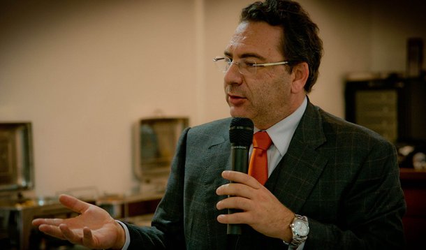 O advogado do ex-ministro José Dirceu, Roberto Podval, afirmou que, apesar da convocação aprovada pela CPI da Petrobras, Dirceu não deverá responder questionamentos dos deputados; "Em respeito à CPI, naturalmente, ele vai acatar a intimação, mas não posso permitir que ele fale à Comissão Parlamentar de Inquérito antes de falar ao juízo", declarou, lembrando que seu cliente "sequer foi denunciado pela Procuradoria da República"; "Dirceu é investigado, está preso, mas não é réu"