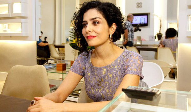 “De nenhuma maneira, tenho afinidade, em termos de ideal político, com o projeto do PSDB e do Aécio Neves”, disse a atriz Letícia Sabatella, após denunciar vídeo que usa sua imagem indevidamente em favor do tucano; ela critica ainda as pessoas que vestem a camisa do seu candidato como se fosse um time de futebol, sem refletir: “vote com consciência, com amor. Mas não vote por medo”