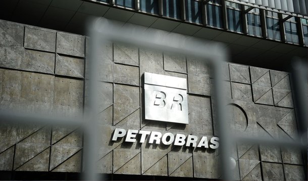 A Petrobras planeja uma rara emissão de bônus de 100 anos nesta segunda-feira, a primeira investida da companhia no mercado internacional de capitais desde o estouro da Operação Lava Jato; companhia fez estimativa inicial de preço na faixa dos 8,85% para a emissão de bônus denominada em dólares; expectativa é que a transação seja precificada nesta segunda-feira, com um grande desconto na faixa de 80 dólares; negócio é a primeira emissão de bônus em dólares da companhia desde março de 2014, quando ela fez uma emissão em seis tranches de 8,5 bilhões de dólares; México foi o único nos últimos anos, fora da América Latina, que tentou uma emissão de 100 anos
 