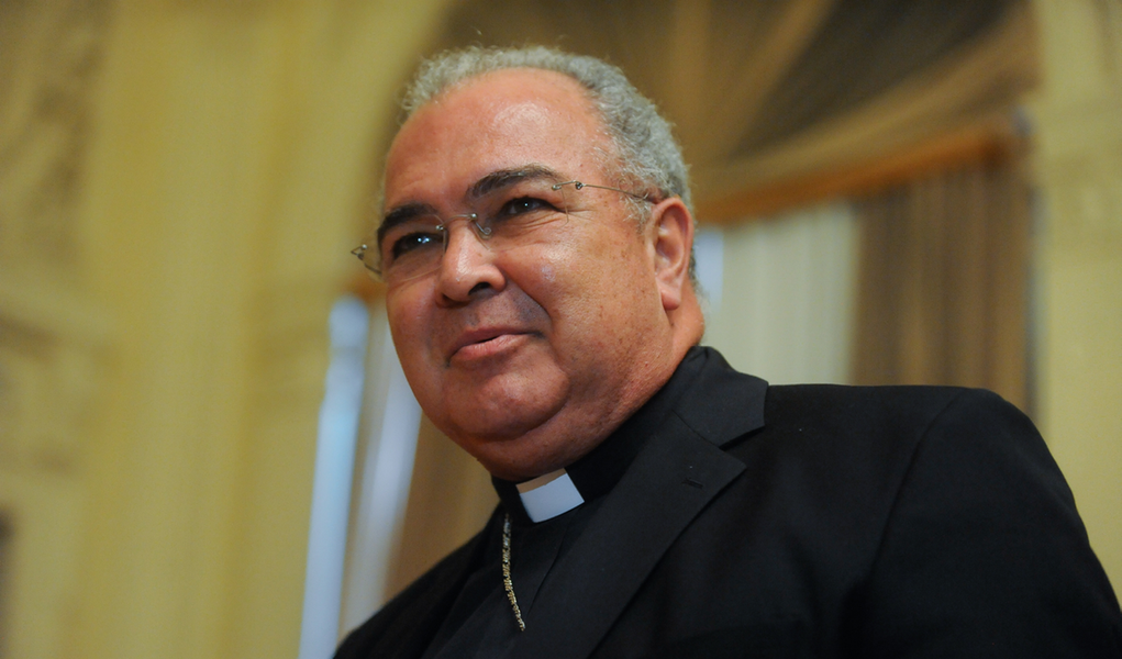 Após o cardeal arcebispo dom Orani Tempesta ter sido mais uma vez vítima de um assalto, na noite deste domingo, 5, a Arquidiocese do Rio afirmou, em nota, que o "episódio só demonstra o quanto o cardeal não está distante da realidade de seu povo"; segundo trecho do texto, ele também vive as mesmas realidades e experiências da população; segundo a polícia, o motorista chegou a ser levado pelos bandidos, mas foi libertado a 200 metros do local do assalto. Os criminosos conseguiram fugir