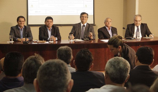 Dando continuidade à agenda de diálogos do Governo com os municípios, o governador Flávio Dino recebeu, no Palácio dos Leões, os prefeitos que fazem parte do Consórcio Público Intermunicipal das Mesorregiões Norte e Leste Maranhense – Conleste; foi entregue ao gestor um acordo de cooperação e desenvolvimento que ratifica o "sentimento de profunda confiança e solidariedade institucional com os projetos e propostas emanados do novo governador e do novo Governo do Maranhão"