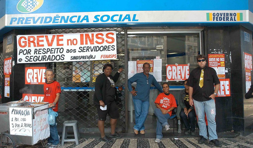 A categoria paralisa as atividades por tempo indeterminado; os servidores pedem um reajuste salarial imediato de 27,3%; concursos públicos pelo Regime Jurídico Único (RJU) para aumentar o número de servidores, que segundo o movimento, é insuficiente para dar um atendimento de qualidade à população e melhores condições de trabalho; a decisão é uma adesão ao movimento nacional