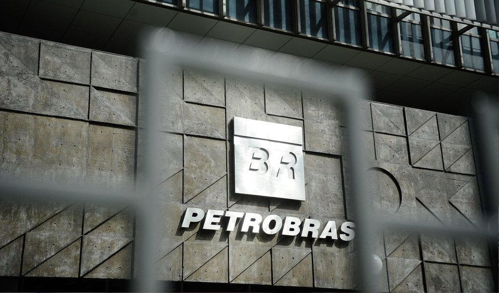 A Petrobras planeja uma rara emissão de bônus de 100 anos nesta segunda-feira, a primeira investida da companhia no mercado internacional de capitais desde o estouro da Operação Lava Jato; companhia fez estimativa inicial de preço na faixa dos 8,85% para a emissão de bônus denominada em dólares; expectativa é que a transação seja precificada nesta segunda-feira, com um grande desconto na faixa de 80 dólares; negócio é a primeira emissão de bônus em dólares da companhia desde março de 2014, quando ela fez uma emissão em seis tranches de 8,5 bilhões de dólares; México foi o único nos últimos anos, fora da América Latina, que tentou uma emissão de 100 anos
 