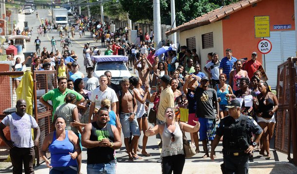 A Polícia Militar (PM) e representantes da prefeitura do Rio garantiram a retirada de 200 pessoas que ainda se encontravam no condomínio Residencial Guadalupe, do programa Minha Casa, Minha Vida, no bairro de Guadalupe, na zona norte do Rio; a desocupação total do conjunto habitacional de 11 blocos ocorreu de forma pacífica e conforme determinação da Justiça; policiais e servidores municipais tiveram apoio de equipes do Corpo de Bombeiros, Conselho Tutelar e da Secretaria de Assistência Social do município do Rio