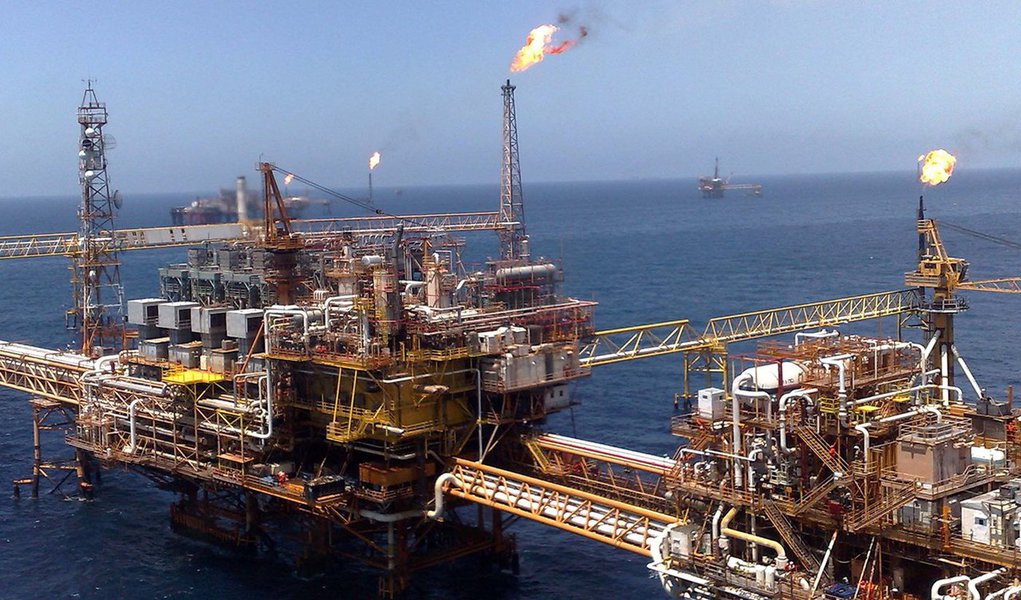 Os preços do petróleo subiram nesta sexta-feira, interrompendo uma série de duas sessões de queda, depois que ministros da Organização dos Países Exportadores de Petróleo (Opep) decidiram manter a meta atual de produção para os próximos seis meses, determinando um volume abaixo do produzido atualmente; após a reunião semestral de ministros em Viena, o ministro de petróleo da Arábia Saudita Ali al-Naimi disse que o grupo resolveu manter sua meta de produção em 30 milhões de barris por dia (bpd)