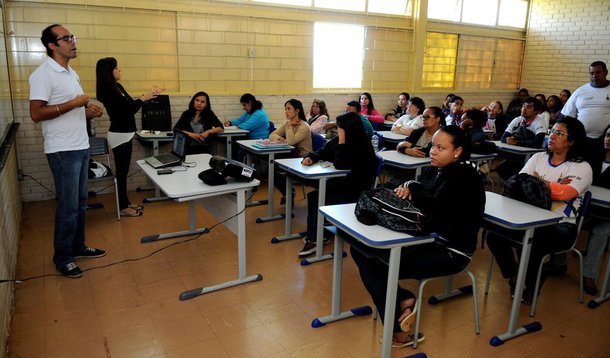A Comissão de Educação, Saúde e Cultura da Câmara Legislativa do Distrito Federal aprecia a proposta do primeiro Plano Distrital de Educação da história de Brasília; o PDE, como é conhecido, estabelece 21 metas para a melhoria da rede pública de ensino no DF e traça estratégias para que sejam alcançadas em até dez anos; "Tivemos ensaios de planos parecidos em governos anteriores, mas nunca iniciados realmente na base e que chegaram até a aprovação pela Câmara Legislativa", explica o subsecretário de Planejamento, Acompanhamento e Avaliação Educacional da Secretaria de Educação, Fábio Pereira de Sousa
 
 