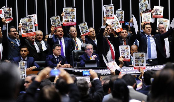 Com cartazes com cenas de sexo explícito e imagens sagradas, dezenas de parlamentares da bancada evangélica espancaram o Estado laico nessa quarta-feira 10 ao protestar contra a Parada Gay de São Paulo, que aconteceu no último domingo; com apoio do presidente da Casa, Eduardo Cunha (PMDB-RJ), que também é evangélico, o grupo rezou o Pai-Nosso de mãos dadas e encerrou a manifestação bradando "viva Jesus Cristo"