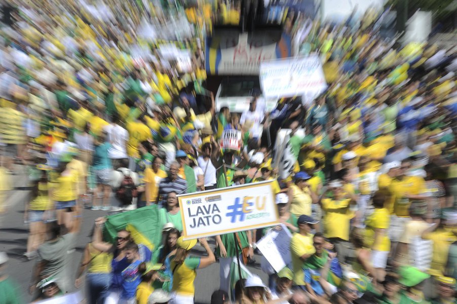 Se nas manifestações de 2013 o nome do então ministro do Supremo Tribunal Federal Jaquim Barbosa aparecia em destaque nas ruas, com pessoas pedindo que ele fosse candidato a presidente da República, na manifestação deste domingo contra o governo, quem é apontado como herói é o juiz federal Sergio Moro, responsável em Curitiba pelas ações da operação "lava jato", que investiga um esquema de corrupção na Petrobras