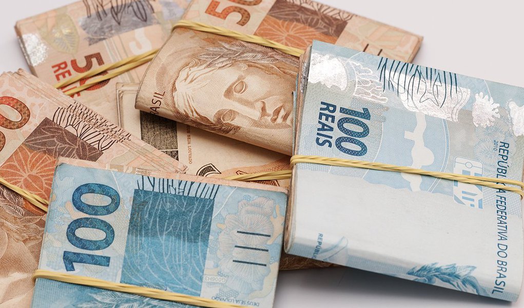 O governo central (Tesouro, Banco Central e Previdência Social) registrou déficit primário de R$ 8,206 bilhões, abatido pela fraca arrecadação em meio ao cenário econômico e político conturbado; no acumulado do ano até o mês passado, a economia feita para o pagamento de juros ficou negativa em R$ 1,598 bilhão, segundo dados do Tesouro Nacional