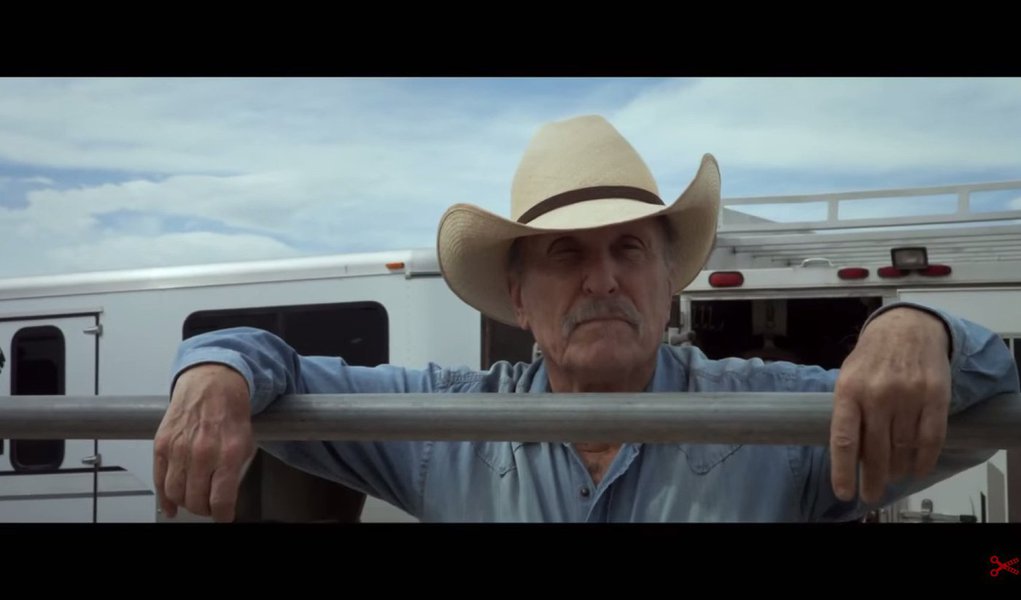 Infelizmente sem data para estréia no Brasil, Wild Horses tira o chão ao falar sobre conflitos familiares e o extremo conservadorismo dos texanos; a sinopse oficial trata de um suspense policial, mas a obra do Robert Duval deixa pra lá de morta esta temática, abordando a relação entre pai e filho; coluna de Rafael Samways