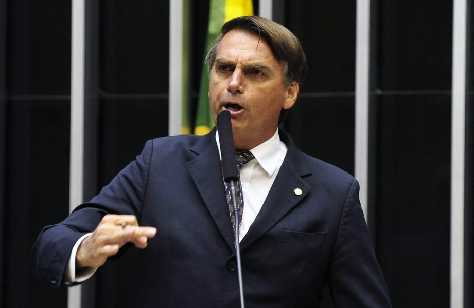 Animado com pesquisa para lá de prévia feita pelo instituto MDA para as eleições presidenciais de 2018, o deputado federal Jair Bolsonaro (PP-RJ) quer que seu nome seja mantido nas sondagens de todos os principais institutos do País; "Peço que contatem os institutos de pesquisa e solicitem manter (e incluir) meu nome nas próximas pesquisas. Estamos no G-4", diz o parlamentar