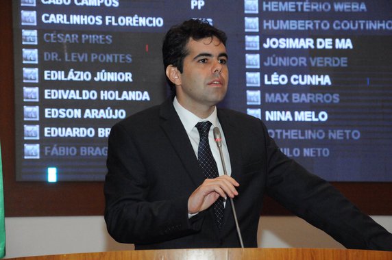 Neto do ex-presidente da República José Sarney e deputado estadual, Adriano Sarney (PMDB) afirmou que o estado deveria ser ocupado por tropas militares com tanques de guerra e helicópteros; "Três mil, quatro mil, cinco mil homens na rua, tanques de guerra, 30 helicópteros", disse. "A única forma de sairmos desse buraco é a intervenção militar"